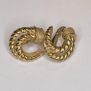 Beautiful vintage gold tone Trifari rope swirl clip on earrings